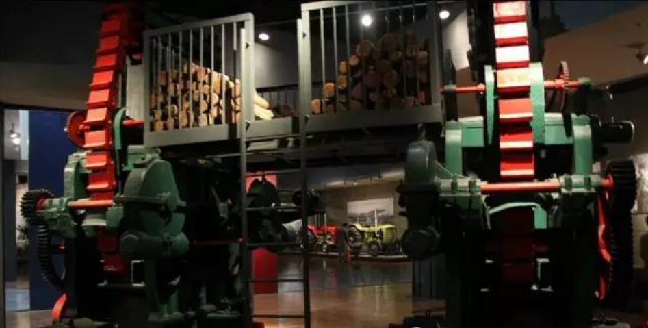 柳州工业博物馆展示的柳江造纸厂60年代使用的机械磨木机全景